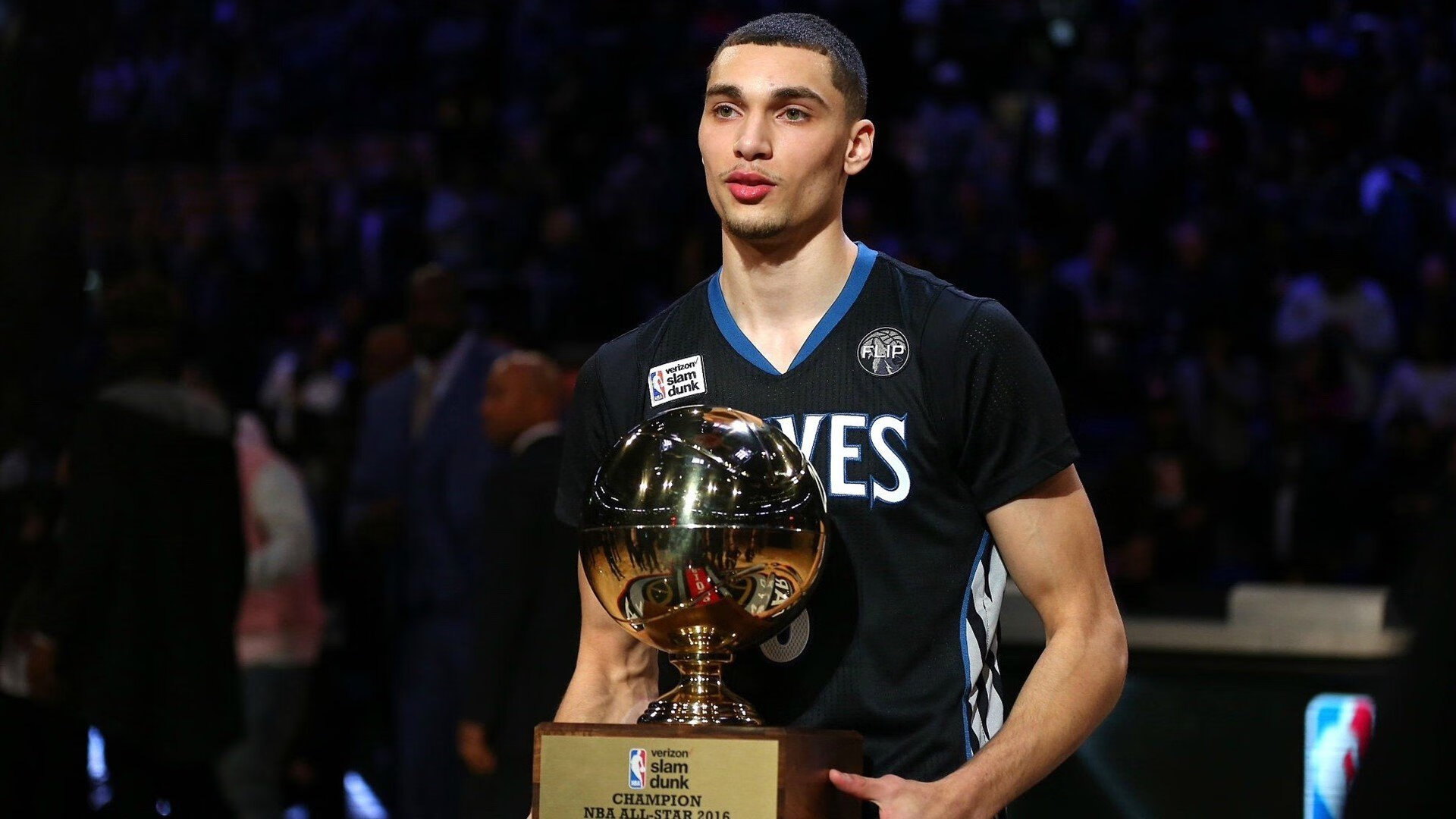 黄蜂对阵上海队，英格拉姆防守端锁死对手，展现NBA级防守艺术