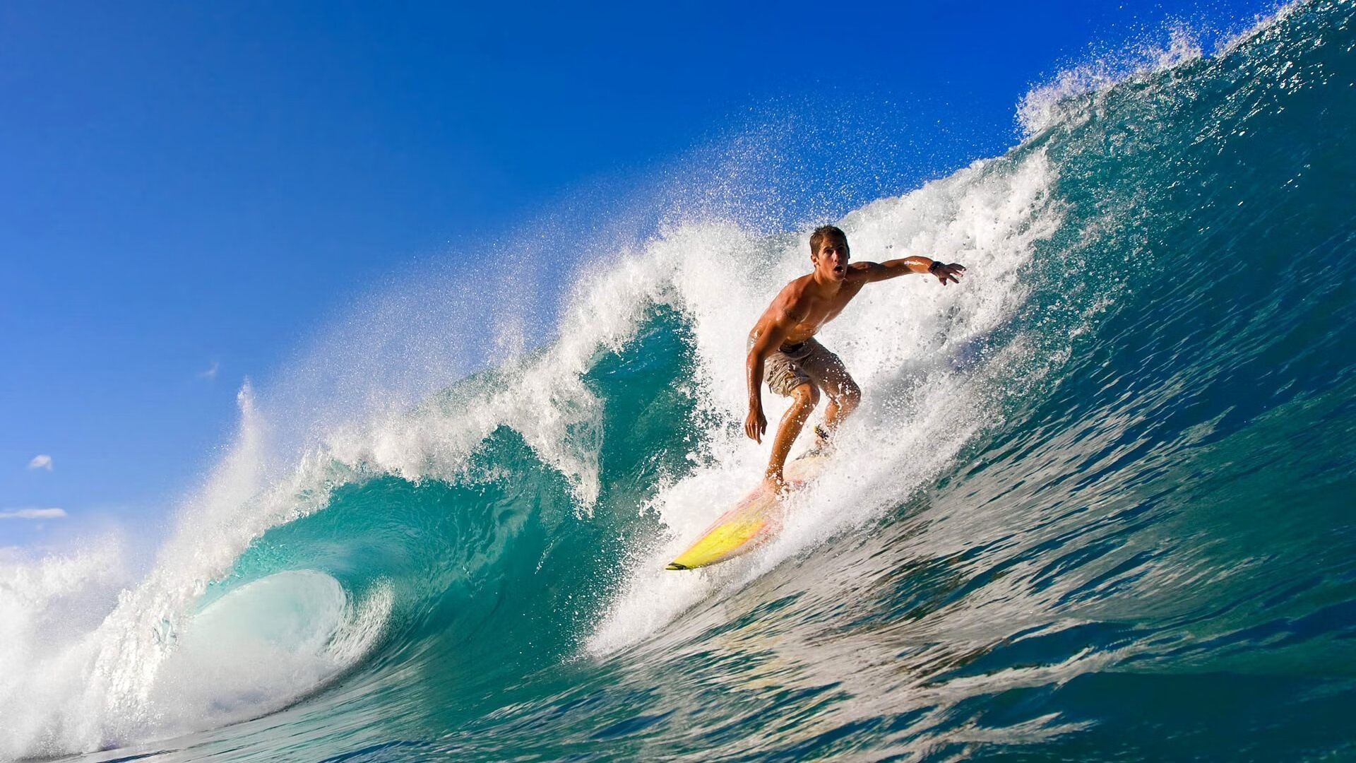 赛道上的逆袭，维斯塔潘带队绝杀，迈凯伦终结红牛统治